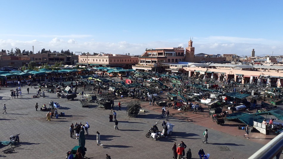 La piazza principale nella medina di Marrakech vista dall'alto di uno dei tanti bar presenti