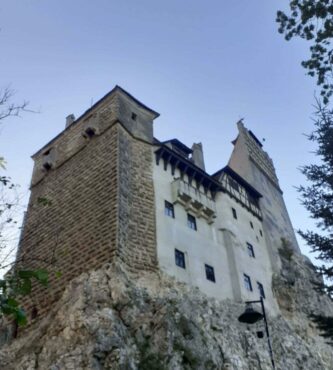 Castello di Dracula visto dalla strada che lo raggiunge e il cui nome originario è Bran (Transilvania)