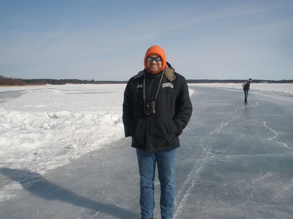 Io sul mare ghiacciato in Svezia