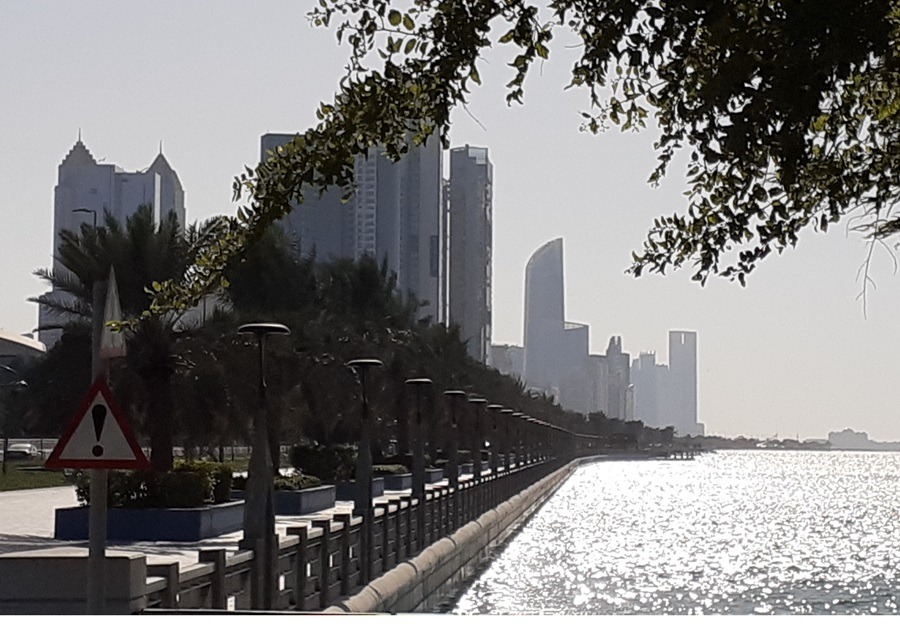 Marciapiede del lungomare di Abu Dhabi, con in vista i tanti palazzi moderni