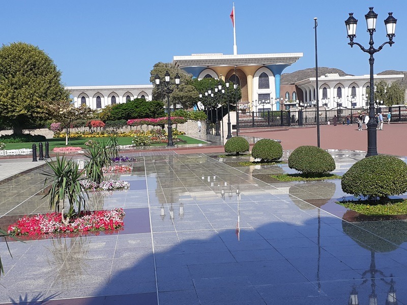 Veduta della piazza anteriore e del palazzo del sultano dell'Oman a Muscat