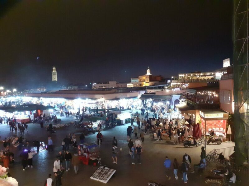 La piazza principale di Marrakech, Jemaa el-Fnaa, di notte con i venditori e gli artisti di strada