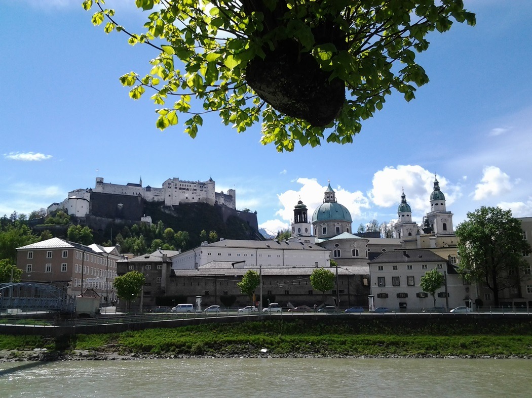 Veduta del castello di Salisburgo che domina il centro storico vicino al fiume