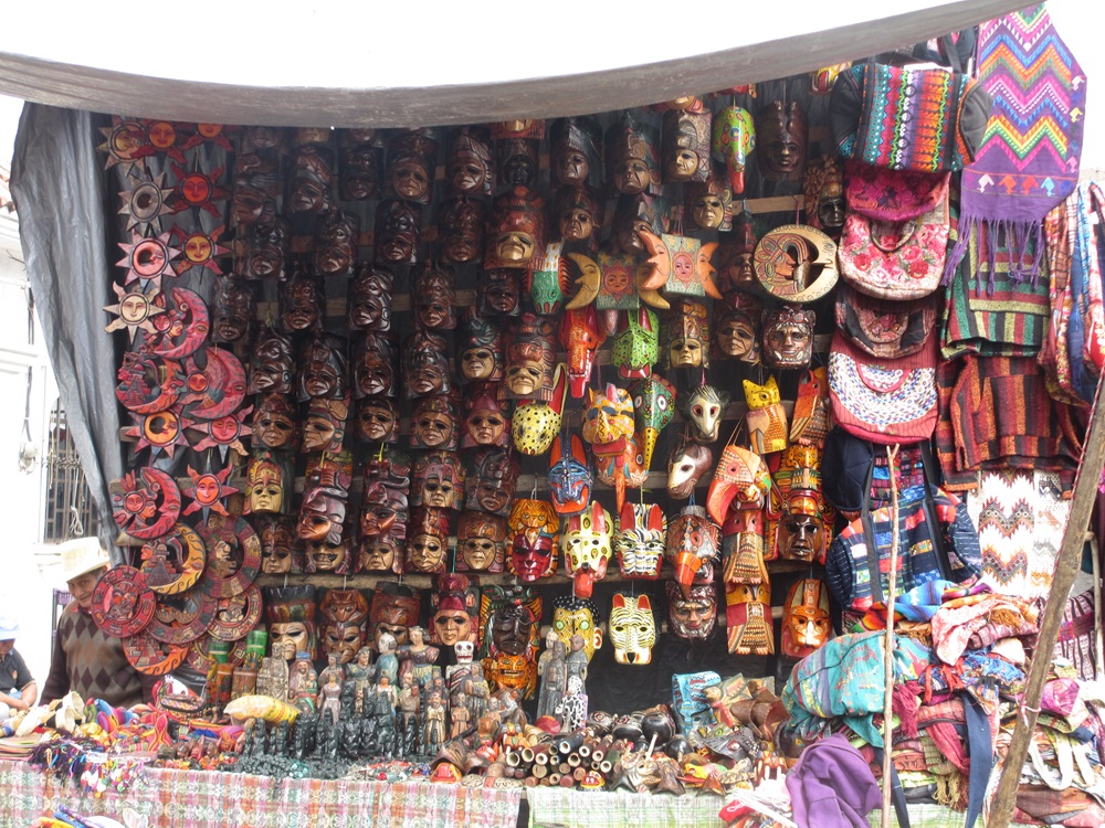 Una delle coloratissime bancarelle di Chichicastenango, questa di artigianato in Guatemala