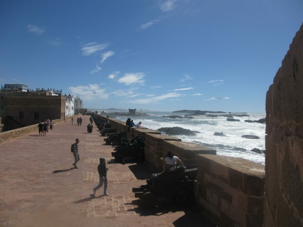 Le onde si infrangono contro le mura della fortezza di Essaouira