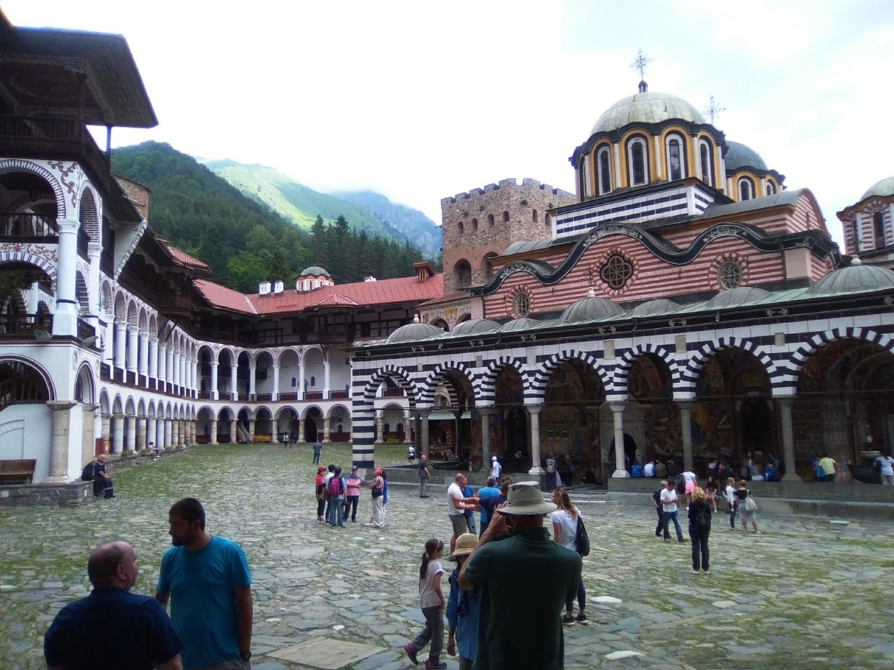 Cortile interno, chiesa e parte del monastero di Rila, Bulgaria