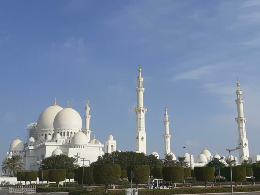 Visitare Abu Dhabi significa certamente visitare la Sheikh Zayed Grand Mosque, qui dall'esterno