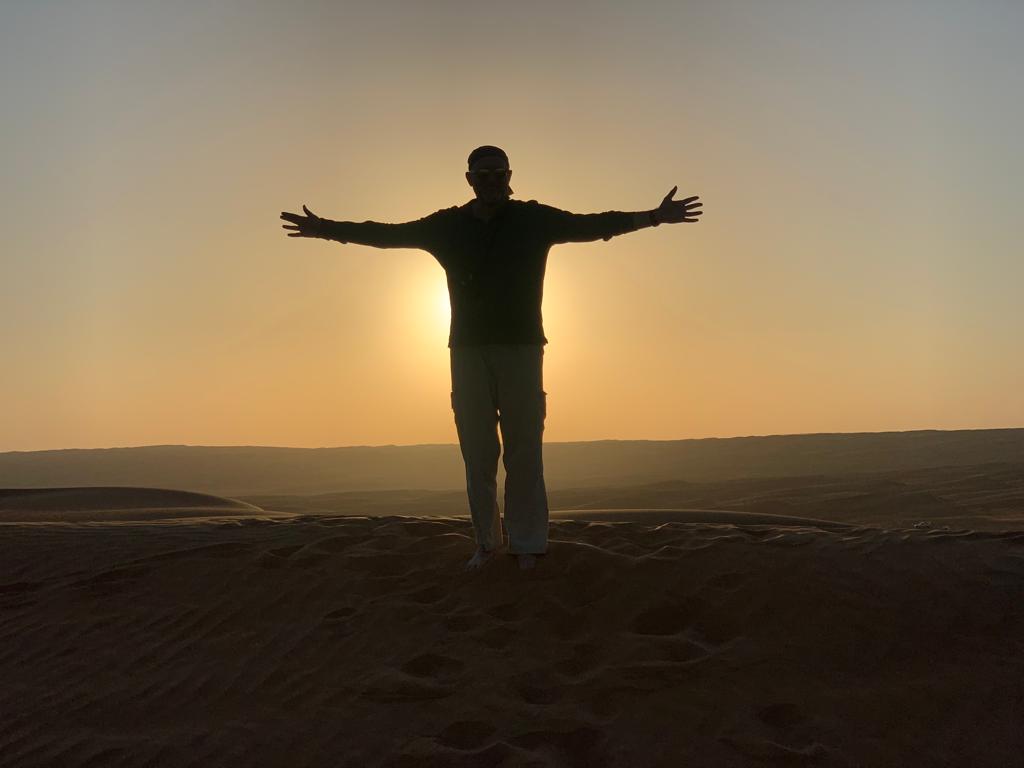 Io sulle dune del deserto dell'Oman al tramonto