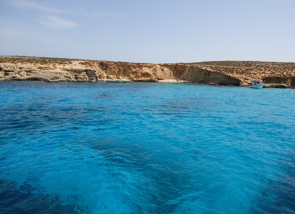 Il mare di Malta, dai colori incredibili e una scogliera