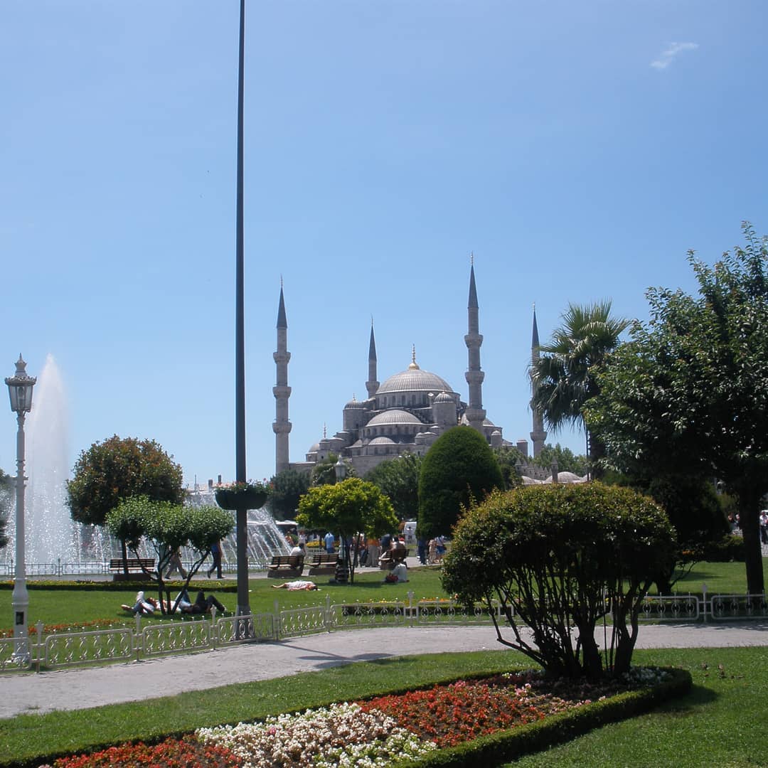 Indimenticabile nel visitare Istambul, la moschea Blu coi suoi minareti, la cupola e il suo giardini