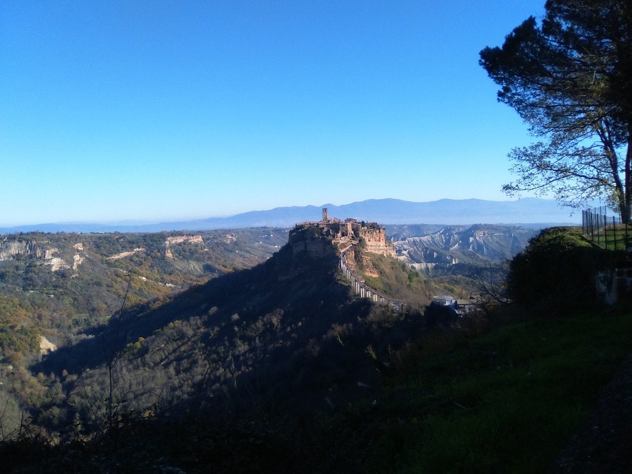 Il Borgo di Civita Bagnoregio, collegato da una specie di ponte naturale, pare un'isola che si innalza dalla pianura