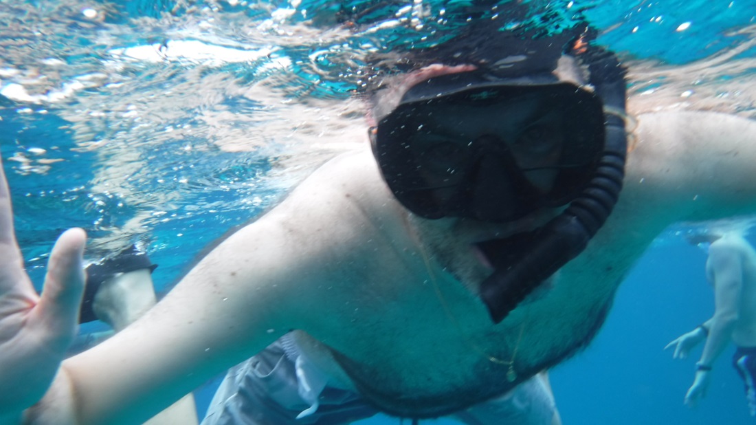 Io con maschera pinna ed occhiali mentre faccio snorkeling nel mare dei Caraibi