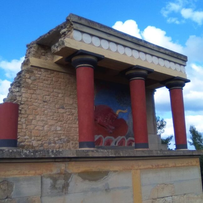 Affresco all'interno del palazzo di Cnosso raffigurante un toro, a Creta, Grecia