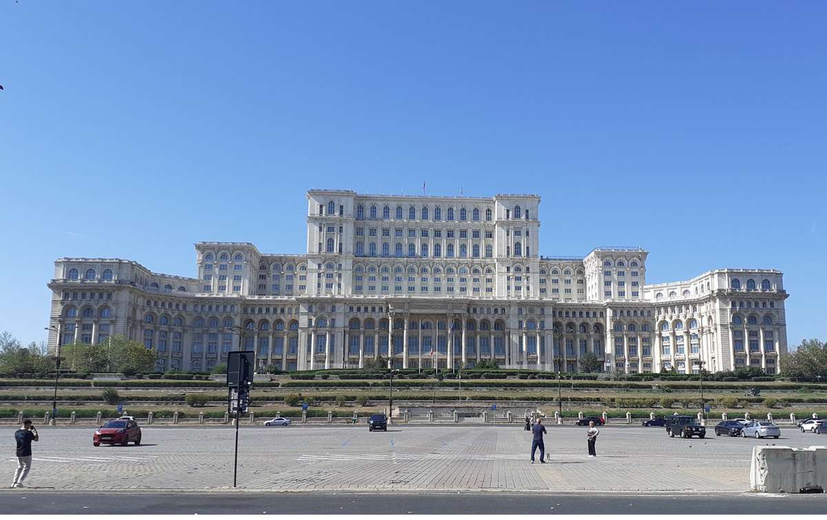 Bucarest, l'immenso palazzo del parlamento visto dal davanti