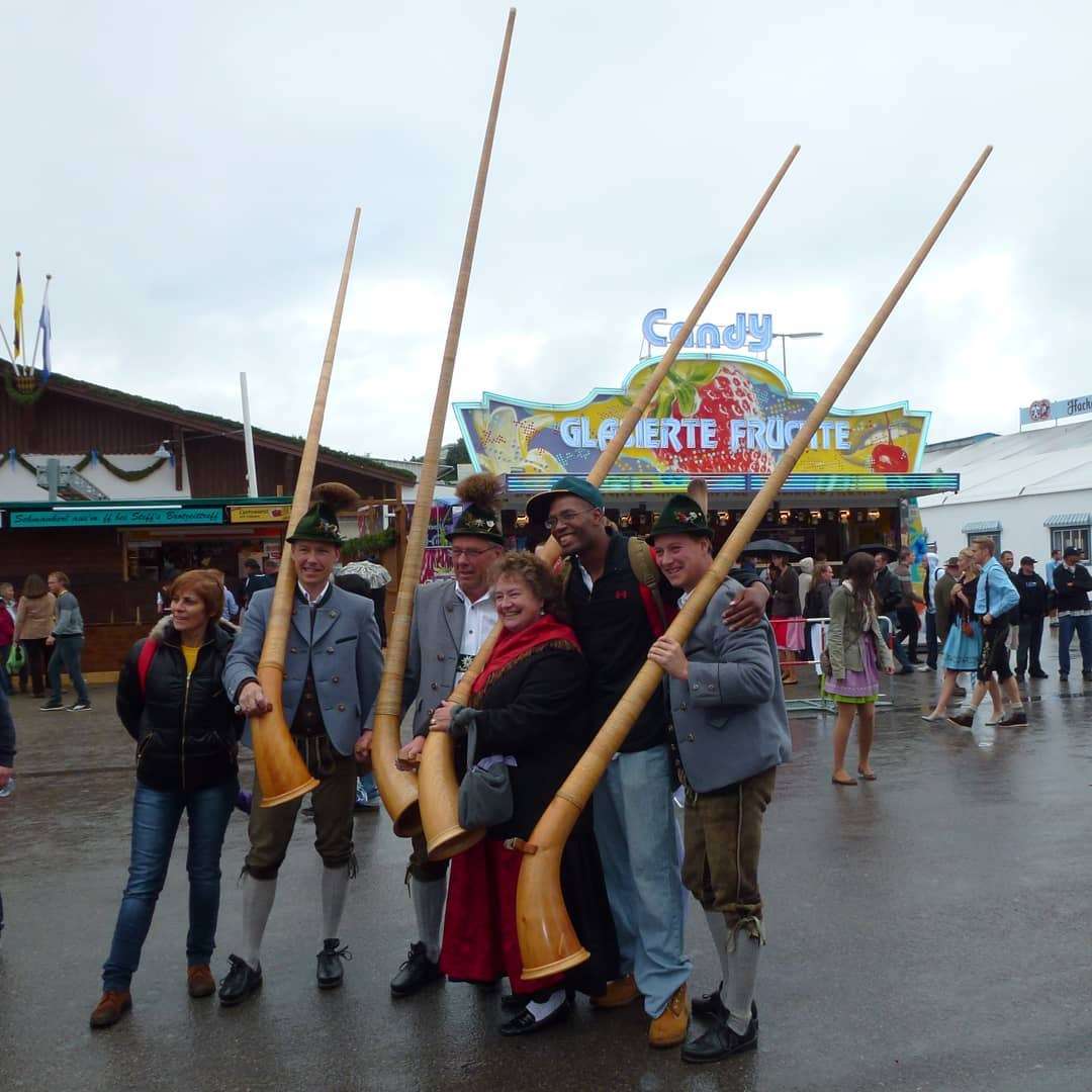 Partecipanti all'Oktober fest a Monaco con lunghi corni tirolesi