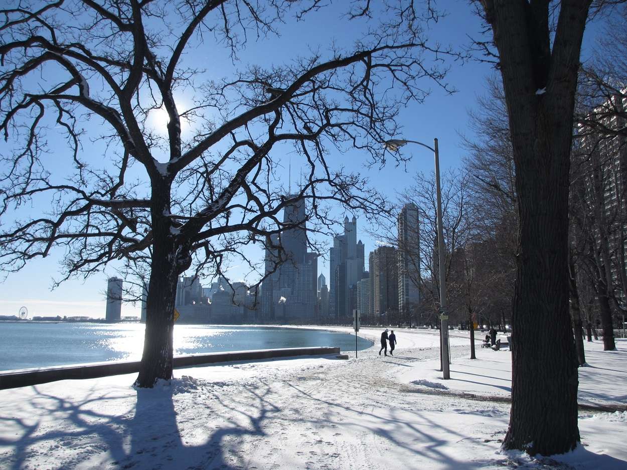 Lungo lago di Chicago innevato, coi grattacieli del centro